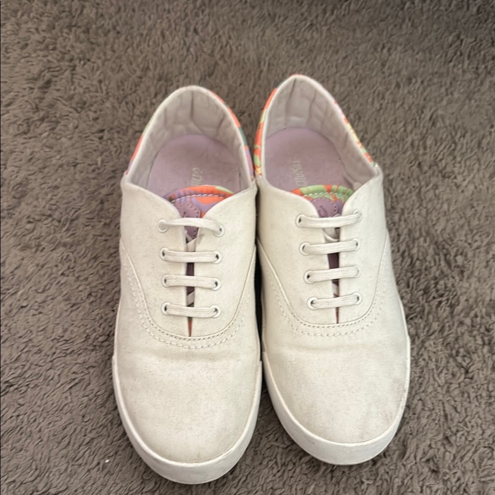 OluKai Cream Low-Top Sneakers size 9